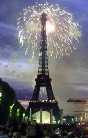 La Tour Eiffel, le 14 juillet 2001